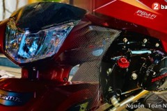 Chàng Wave 125 đỏ nổi bật trong bộ ảnh đêm