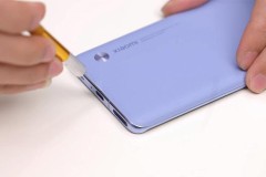 Mổ bụng Xiaomi Mi 11: cận cảnh vi xử lý Snapdragon 888, máy dán sẵn bảo vệ màn hình