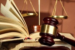 1 phụ nữ dùng iphone đánh vỡ mũi đàn ông tại công an phường