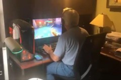 Ông bố không thể ngừng nghiêng ngả vì mê chơi Overwatch