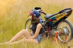 Giữa sự chọn lựa XE và PHÁI ĐẸP, con trai sẽ chọn gì?