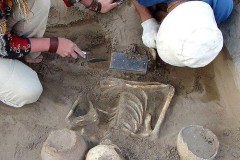 Sự thật về chiếc ‘iPhone’ trong hầm mộ 2.100 năm tuổi