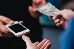 Mua điện thoại trực tuyến hay mua tại cửa hàng tốt hơn ?