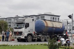 Xe máy bị cuốn vào gầm xe đầu kéo, một người phụ nữ tử vong tại Hải Phòng