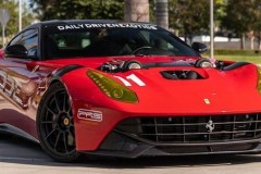 Đây là chiếc Ferrari F12berlinetta độ 1.500 mã lực với bộ tăng áp kép thò khỏi nắp capô