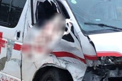 Ô tô vượt đèn đỏ, tông lật xe cấp cứu khiến 1 người nguy kịch tại Tp. Hồ Chí Minh