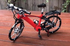 Chiếc xe đạp tí hon này được làm bằng 999 mảnh LEGO, có thể hoạt động như thật