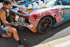 Chủ xe Lamborghini Aventador SVJ tiến hành sơn thủ công siêu xe giữa nơi công cộng