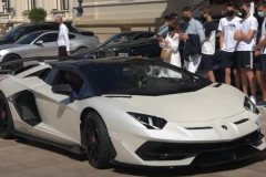 Đây là chiếc Lamborghini Aventador SVJ Roadster đắt nhất thế giới, riêng biển số đã có giá hơn 270 tỷ đồng