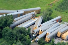 Đoàn tàu chở Ford F-150 và Transit gặp tai nạn chệch đường ray, ước tính thiệt hại 450 chiếc xe