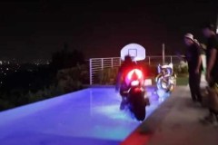 Giật mình với cảnh Youtuber "phi" Ducati Panigale V2 trị giá hơn nửa tỷ xuống bể bơi