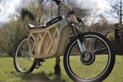 Khâm phục cô gái tự tay biến hóa mô tô scrambler thành xe đạp điện bằng gỗ