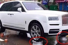 Không tin quảng cáo, chủ xe Rolls-Royce Cullinan dùng bộ mâm để nâng cao xe lên, tránh nước lũ gây hư hỏng