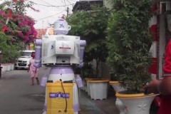 Người đàn ông Indonesia tự chế rô bốt bằng phế liệu và đồ gia dụng để giao thức ăn từ xa trong cảnh đại dịch