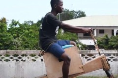 Thiếu niên 17 tuổi tự chế tạo xe máy điện dùng năng lượng mặt trời chỉ bằng gỗ và phế liệu