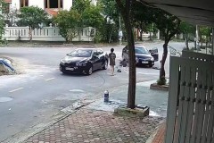 Video: Cô gái trẻ lái ô tô băng qua ngã tư, tông trúng chiếc Honda Civic tại Thanh Hóa