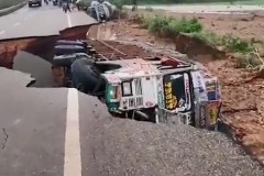 Video: Xe tải bị "hố tử thần" bất ngờ xuất hiện trên đường phố Ấn Độ nuốt chửng