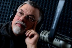 Phát thanh viên nổi tiếng với việc tẩy chay vaccine đã qua đời vì COVID-19