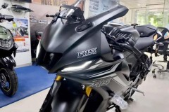 Cận cảnh R15V4 vừa mới cập bến tại đại lý Yamaha
