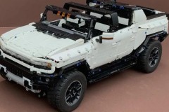 Người chơi Lego tự chế mô hình GMC Hummer EV với tính năng "bò ngang như cua" như xe thật