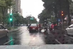 Kinh hãi cảnh ô tô đâm hàng loạt xe máy khi đang dừng chờ đèn đỏ trên phố ở Hà Nội