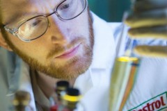 Vì sao khách hàng Việt Nam ưa chuộng dầu nhớt Castrol?