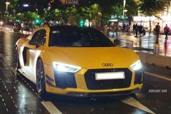 Chạm mặt Audi R8 V10 Plus với “bộ áo” vàng rực rỡ trên đường phố Sài Thành