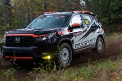 Đập tan định kiến crossover không đi off-road được, Honda đem xe 7 chỗ Passport “zin” đi đua rally