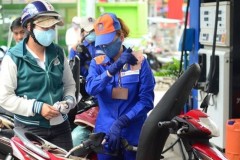 Giá xăng tăng mạnh nhất trong 7 năm qua, lên 24.330 đồng/lít