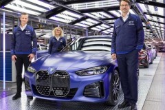 BMW i4 đầu tiên xuất xưởng, đánh dấu cột mốc lớn trên con đường điện khí hóa dòng sản phẩm