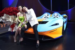 Vợ chồng Minh Nhựa vén màn hypercar mui trần McLaren ELVA tại Sài Gòn