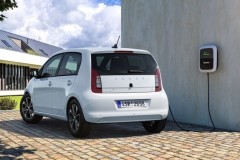 Cách sạc pin xe ô tô điện tại nhà