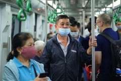 Người dân thích thú trải nghiệm đi tàu Cát Linh - Hà Đông, Bí thư Hà Nội là một trong số khách đầu tiên