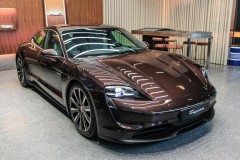 Porsche Taycan tiêu chuẩn với gói trang bị 1,4 tỷ đồng tại Việt Nam