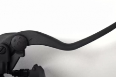 Tại sao cần phanh và cần côn sở hữu hình dạng giống chân chó?