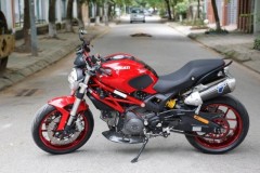 Tại sao chân chống nghiêng lại được đặt bên trái thân xe máy?