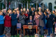 Tổng thống Joe Biden ký đạo luật mới, tăng cường phát triển xe điện và cơ sở hạ tầng cầu đường