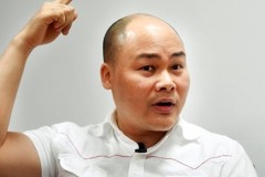 Ông Nguyễn Tử Quảng khoe tai nghe AirB Pro chứa gần 100 linh kiện