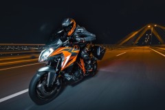 Không đổi tới cả khung, siêu mô tô sport touring KTM 1290 Super Duke GT vẫn “gắt” hơn đối thủ với loạt công nghệ mới