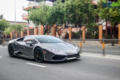 “Bò tót” Lamborghini Huracan bóng bẩy trên phố cùng lớp áo phong cách Tron Legacy độc đáo