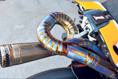 Hợp kim Titanium ứng dụng cho xe máy từ khi nào?