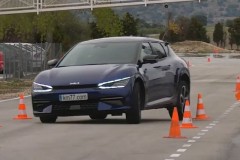 Kia EV6 sắp ra mắt Việt Nam xuất sắc vượt qua bài thử nghiệm đánh lái gấp