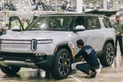 SUV điện Rivian R1S đầu tiên đến tay người dùng