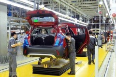 Thị trường ô tô nội sôi động sau khi giảm 50% lệ phí trước bạ