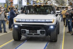 Những chiếc Hummer EV đầu tiên vừa rời dây chuyền lắp ráp, chuẩn bị bàn giao đến khách hàng