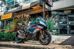 BMW S1000RR độ phong cách không đèn gây mê người xem