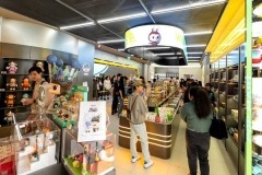 Sự kiện ra mắt mô hình đồ chơi phiên bản giới hạn tại cửa hàng mới của POP MART ở Sydney, Úc, đã thu hút một lượng lớn người hâm mộ