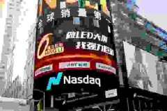 Qiangli Jucai rực sáng trên màn hình Nasdaq tại Quảng trường Thời đại, khẳng định thứ hạng doanh số số 1 toàn cầu trên thị trường đèn LED