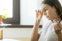 Điềm báo giật mắt phải nữ hên hay xui theo từng khung giờ