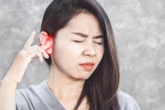 Ngứa tai phải: Góc nhìn khoa học và điềm báo tâm linh